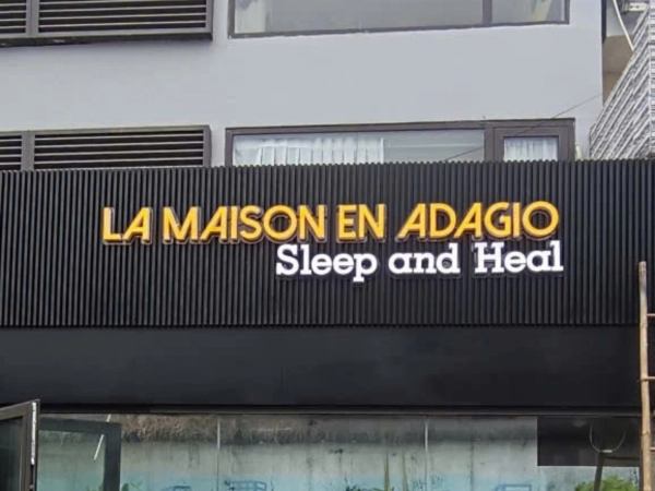 Bảng hiệu LA MAISON EN  ADAGIO